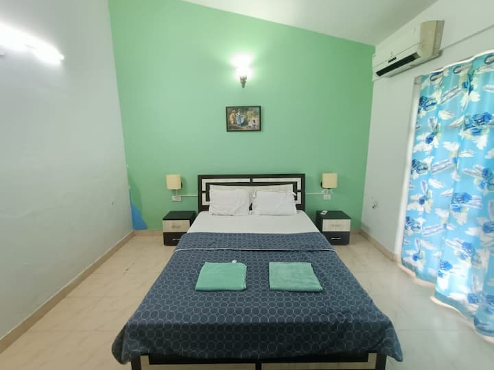 1BHK-10 Pool View/AC/WiFi/Backup/Nr Candolim Beach