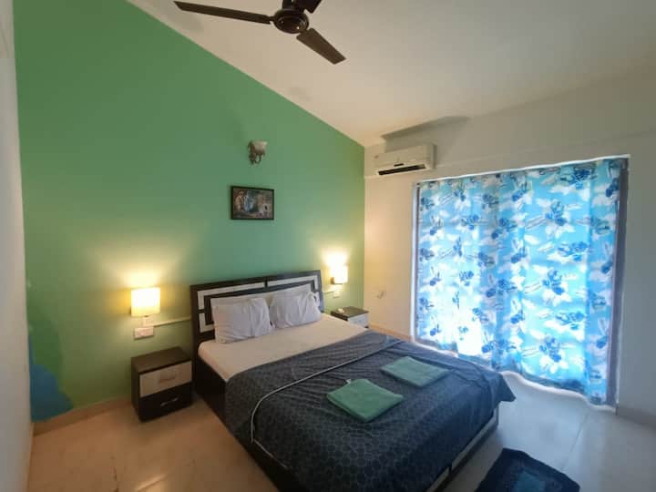 1BHK-10 Pool View/AC/WiFi/Backup/Nr Candolim Beach