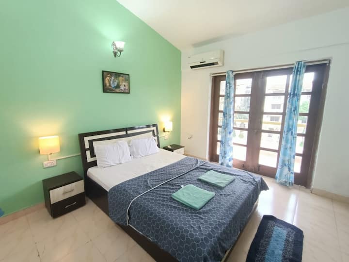 1BHK-10 Pool View/AC/WiFi/Backup/Nr Candolim Beach