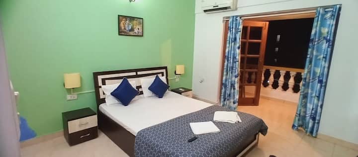 1BHK-10 Pool View/AC/WiFi/Backup/Nr Candolim Beach