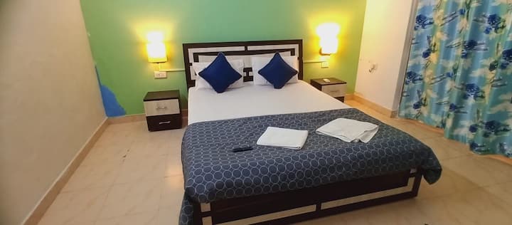 1BHK-10 Pool View/AC/WiFi/Backup/Nr Candolim Beach